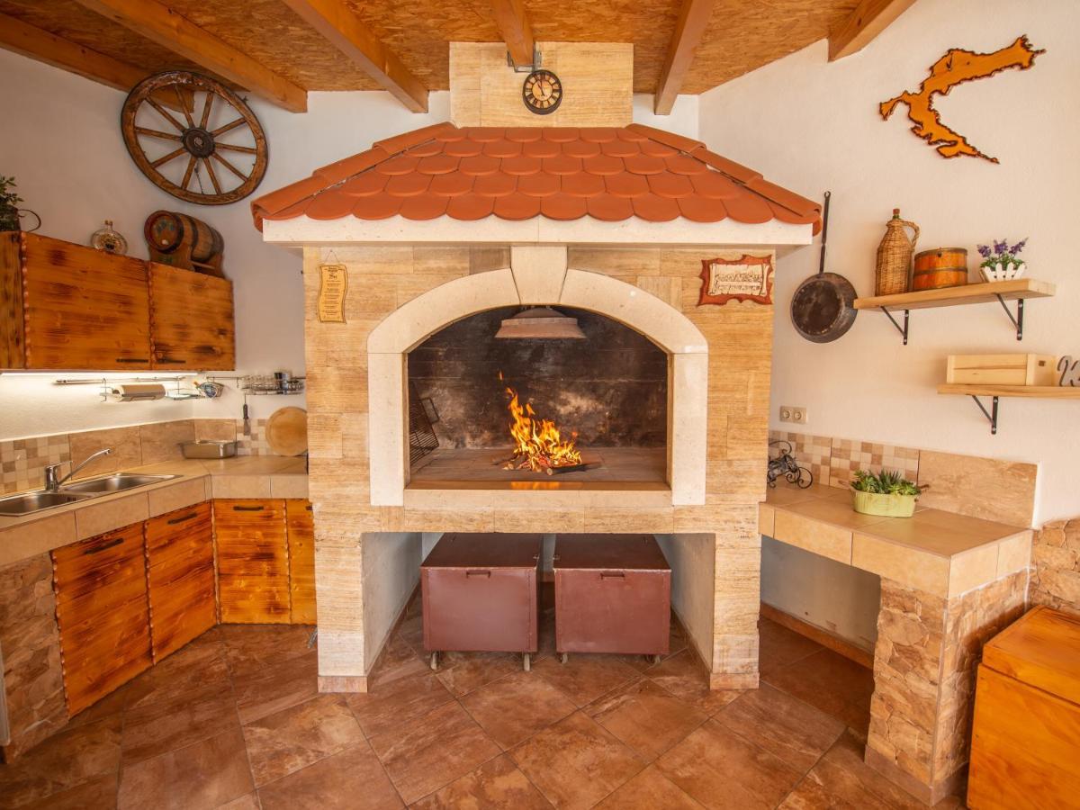 Holiday Home Near Trogir Каштель-Штафилич Экстерьер фото